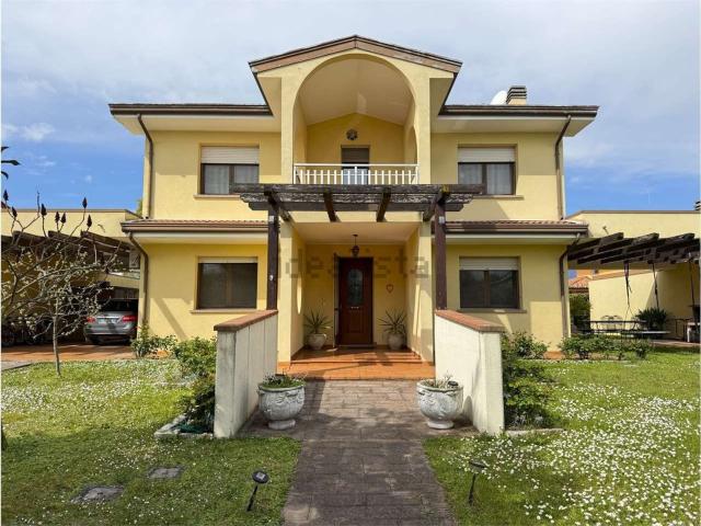 Case e ville in vendita di 326 m²