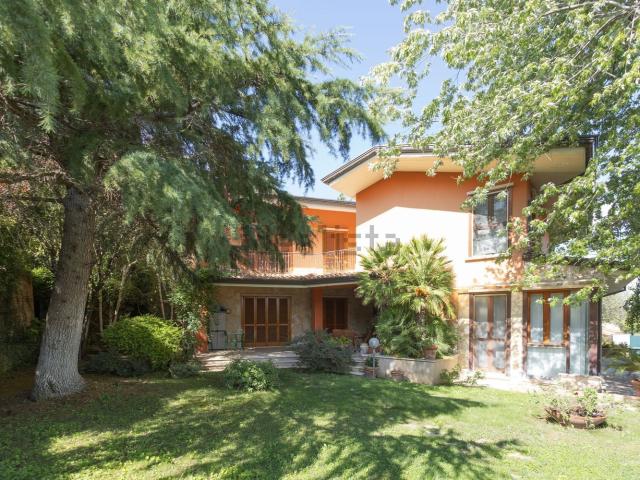 Case e ville in vendita di 326 m² in Via A. de Longis, 26