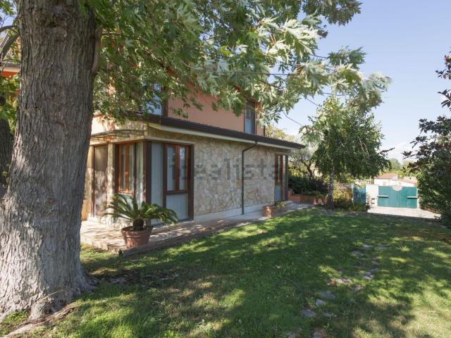 Case e ville in vendita di 326 m² in Via A. de Longis, 26