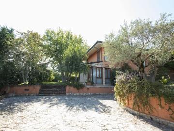 Case e ville in vendita di 326 m² in Via A. de Longis, 6