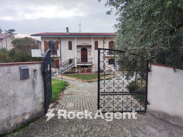 Case e ville in vendita di 326 m² in Via Gabriele d&apos Annunzio, 4