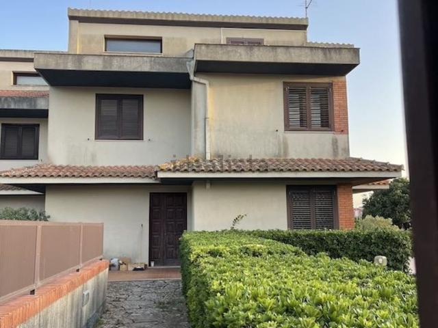 Case e ville in vendita di 326 m² in Via Patrasso