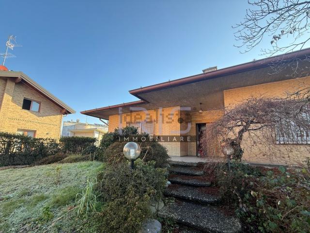 Case e ville in vendita di 326 m² in Via Prealpi