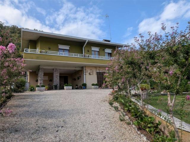 Case e ville in vendita di 326 m² in Via Valle, 86