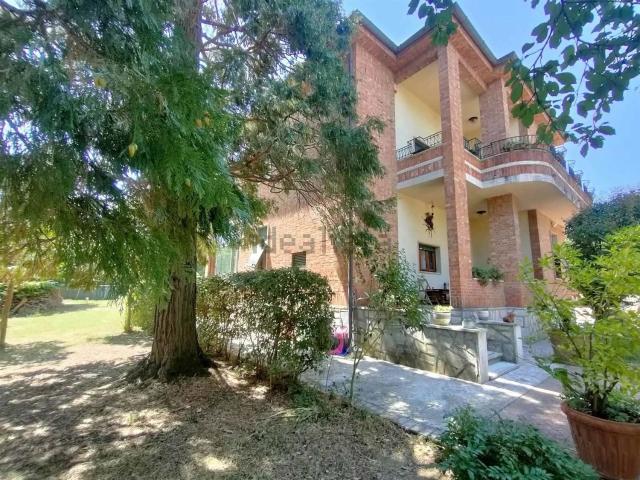 Case e ville in vendita di 327 m² in Via A. Grassi