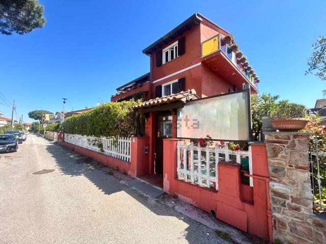 Case e ville in vendita di 327 m² in Via Butterfly