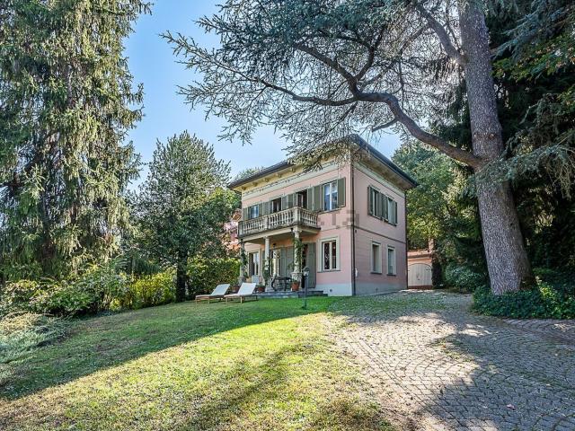 Case e ville in vendita di 327 m² in Via Pescatori, 127