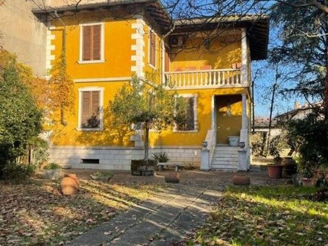 Case e ville in vendita di 327 m² in Viale Martiri della Libertà