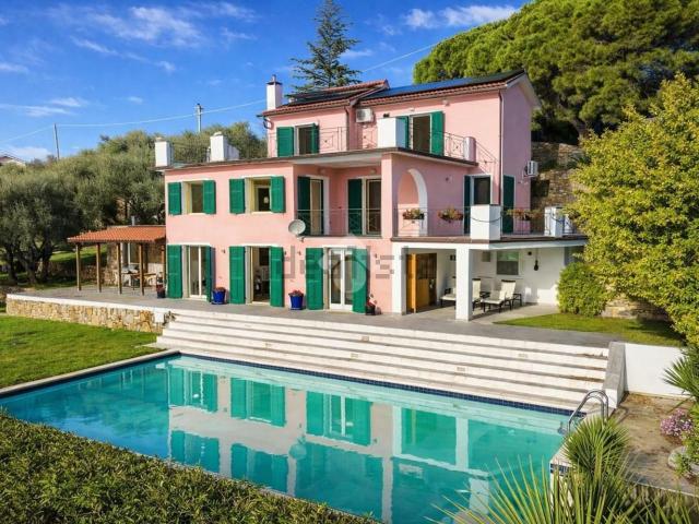 Case e ville in vendita di 327 m² in Strada del colle, 18