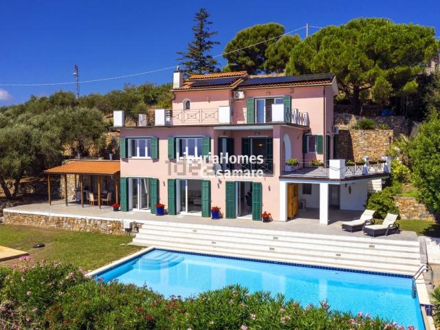 Case e ville in vendita di 327 m² in Strada del colle