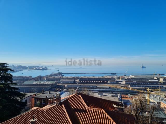 Case e ville in vendita di 328 m² in Via Commerciale
