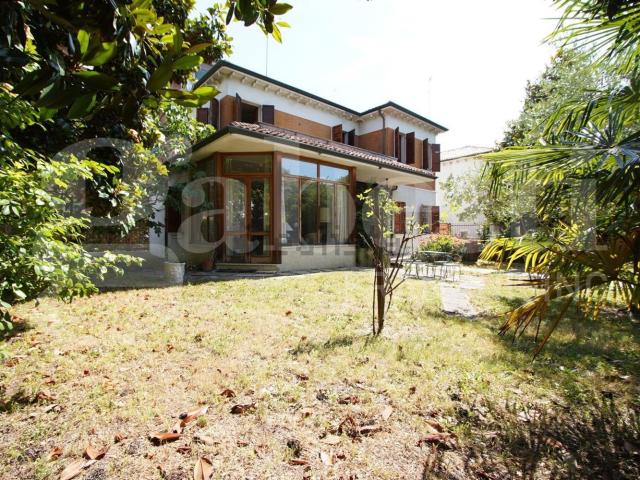 Case e ville in vendita di 328 m² in Via Cristoforo Colombo