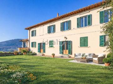 Case e ville in vendita di 328 m² in Via Bolognese