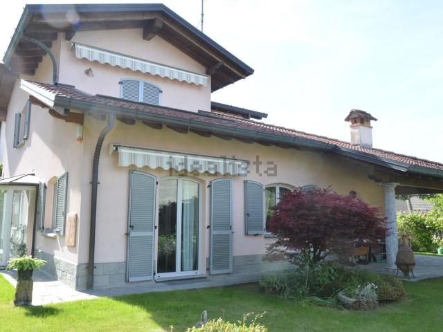 Case e ville in vendita di 328 m² in Via Blessagno, 40