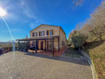 Case e ville in vendita di 328 m² in Via Provinciale