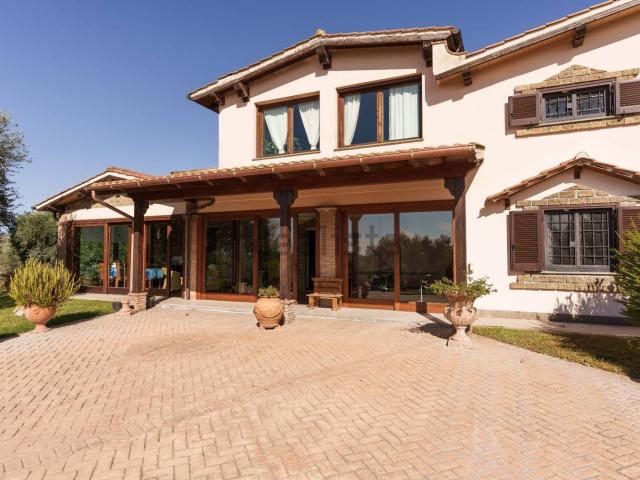 Case e ville in vendita di 329 m² in Via del Casalone, 28