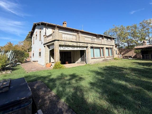 Case e ville in vendita di 329 m² in Via Madonna di Loreto, 127