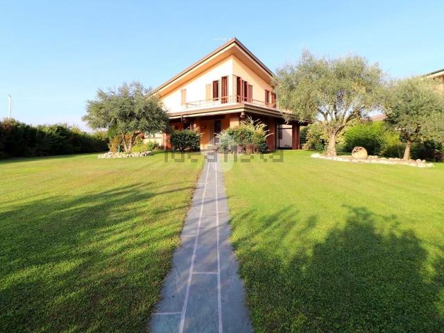 Case e ville in vendita di 330 m²