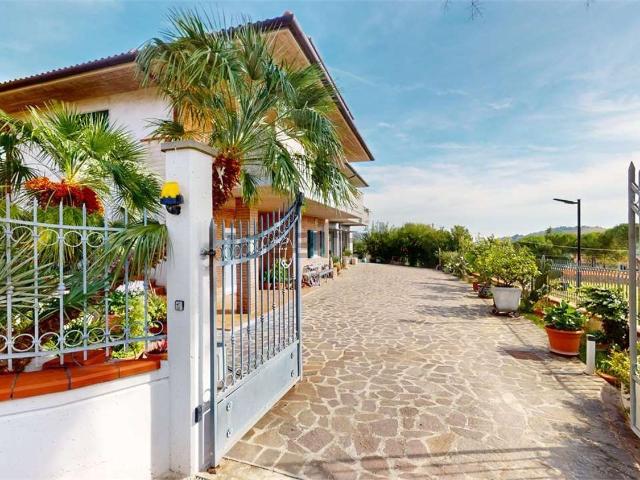 Case e ville in vendita di 330 m²