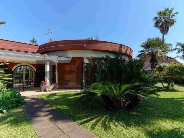 Case e ville in vendita di 330 m² in Traversa V