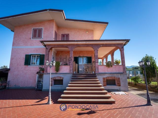 Case e ville in vendita di 330 m² in Via Colle Mainello