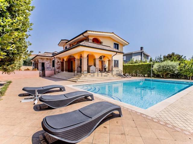 Case e ville in vendita di 330 m² in Via Caio Acilio, 13