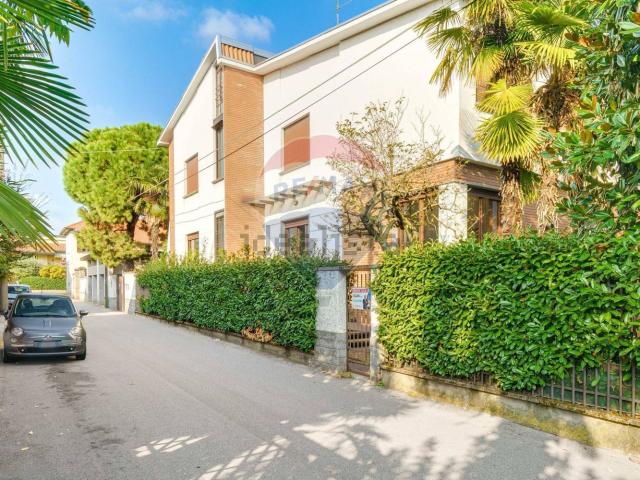 Case e ville in vendita di 330 m² in Via Carso, 3