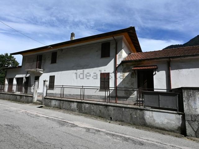 Case e ville in vendita di 330 m² in Via Casale Corte Cerro