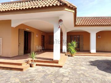 Case e ville in vendita di 330 m² in Via Castel Cicala, 10