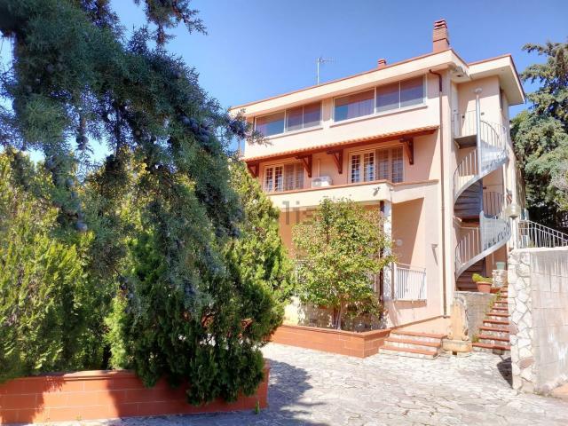 Case e ville in vendita di 330 m² in Via Celona, 19