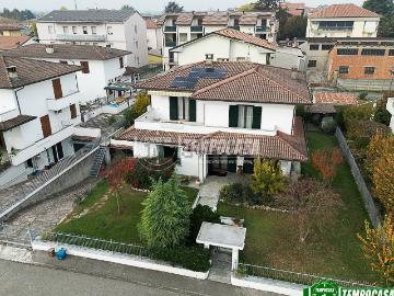 Case e ville in vendita di 330 m² in Via Aldo Moro