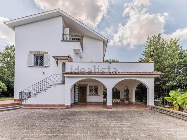 Case e ville in vendita di 330 m² in Via Aviatina, 39