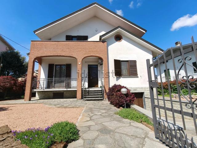 Case e ville in vendita di 330 m² in Via Bosi