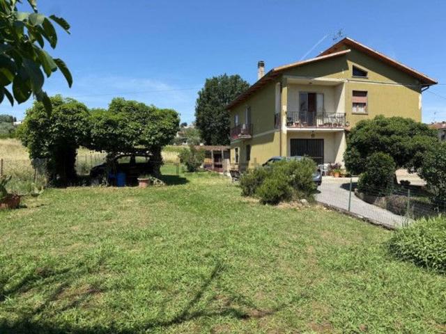 Case e ville in vendita di 330 m² in Via Brunella