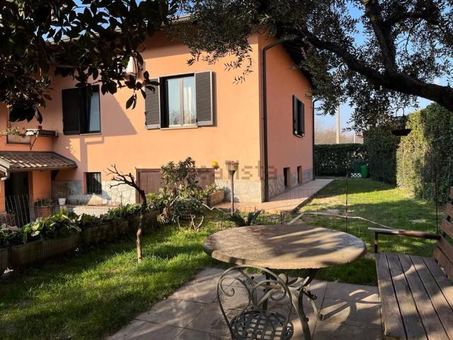 Case e ville in vendita di 330 m² in Via Buonarroti, 40