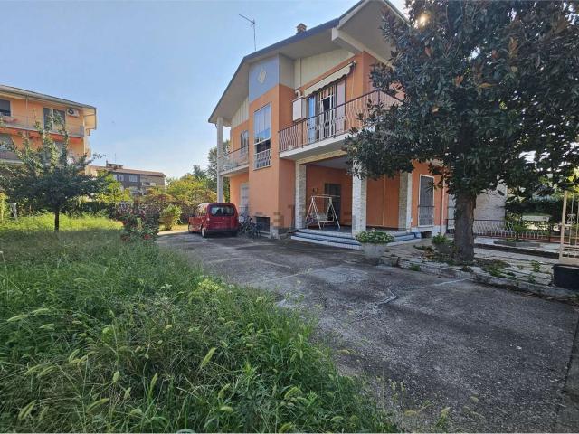 Case e ville in vendita di 330 m² in Via G. Pascoli, 12