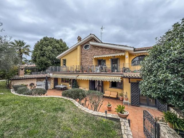 Case e ville in vendita di 330 m² in Via Gastone Monaldi