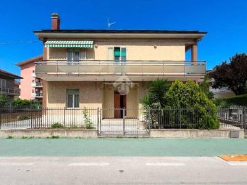 Case e ville in vendita di 330 m² in Via Giuseppe Garibaldi, 46