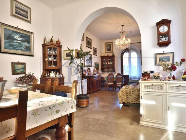 Case e ville in vendita di 330 m² in Via Giuseppe Montanelli