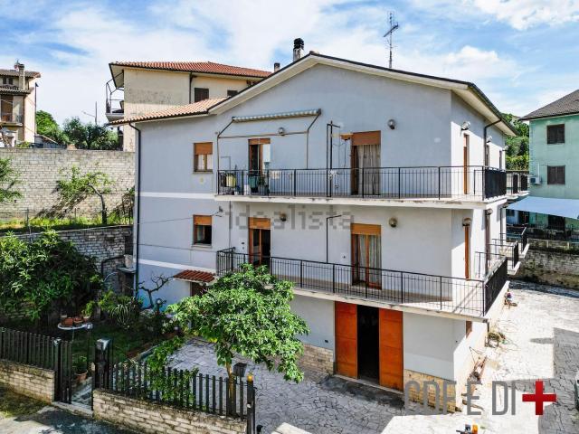 Case e ville in vendita di 330 m² in Via Giovanni Pascoli