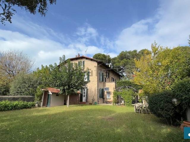 Case e ville in vendita di 330 m² in Via Dante Alighieri, 26