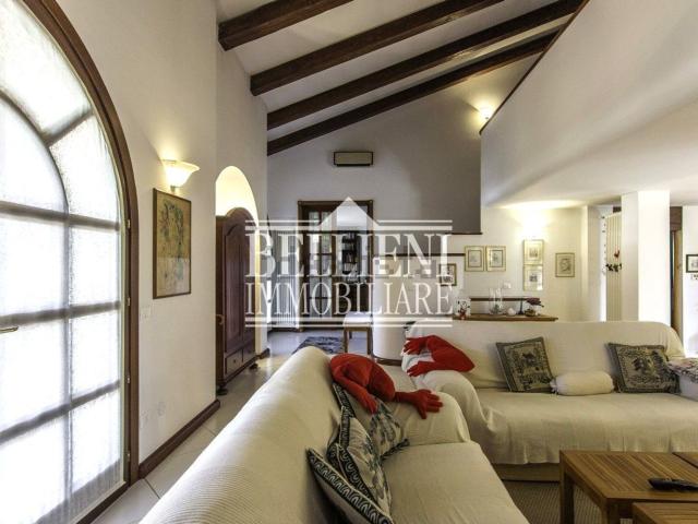 Case e ville in vendita di 330 m² in Via dei Finanzieri