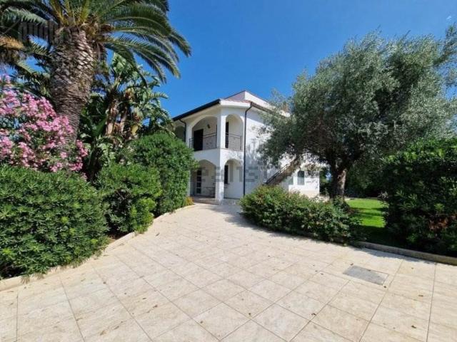 Case e ville in vendita di 330 m² in Via delle Fornaci