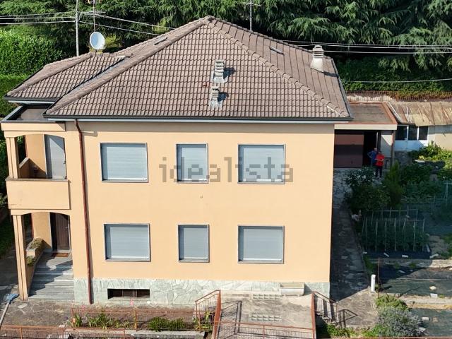 Case e ville in vendita di 330 m² in Via delle Rose, 11