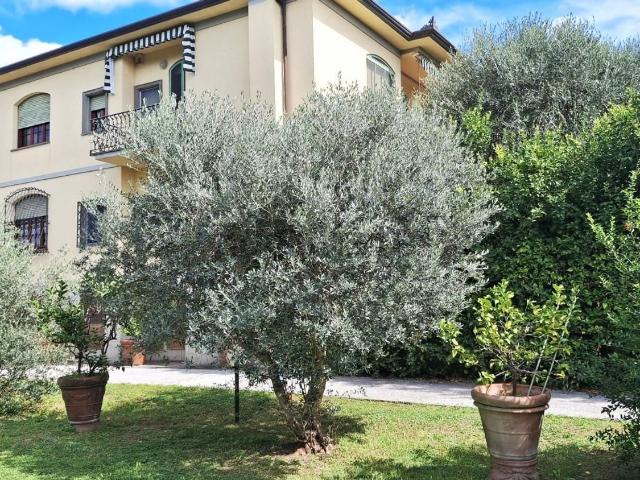 Case e ville in vendita di 330 m² in Via E. Che Guevara
