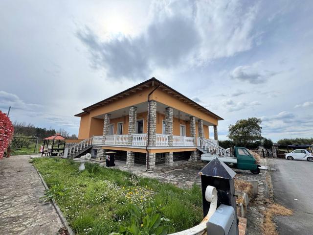 Case e ville in vendita di 330 m² in Via Firenze