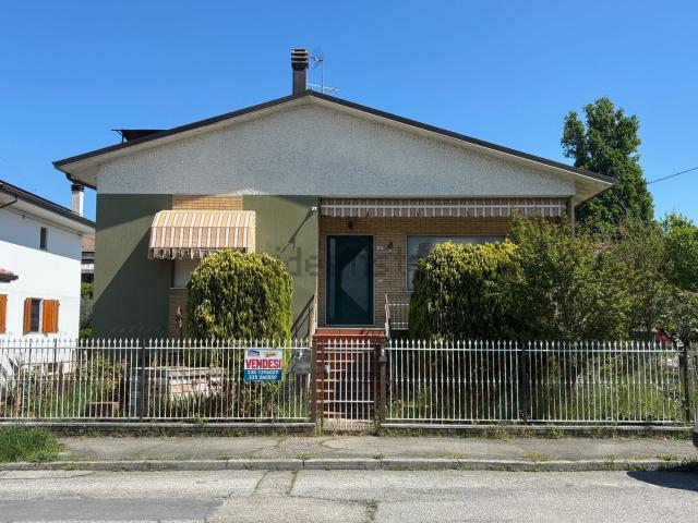 Case e ville in vendita di 330 m² in Via Firenze, 1