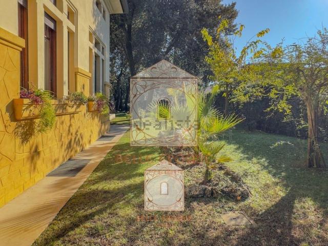 Case e ville in vendita di 330 m² in Via I Maggio