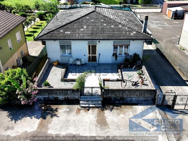 Case e ville in vendita di 330 m² in Via Ippolito Nievo, 9