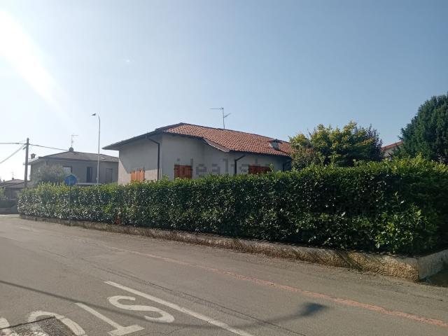 Case e ville in vendita di 330 m² in Via IV Novembre, 10